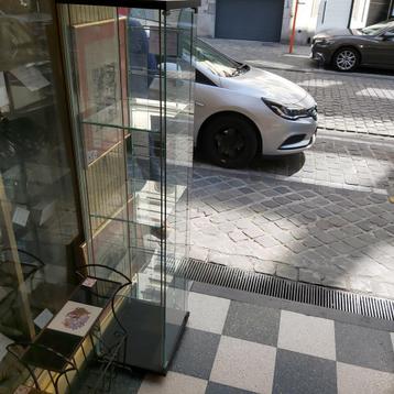 Oostende, vitrinekast  beschikbaar voor biedingen