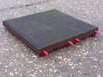 334 Rubber tegels 50x50x6,5. NU €4,25 per stuk beschikbaar voor biedingen