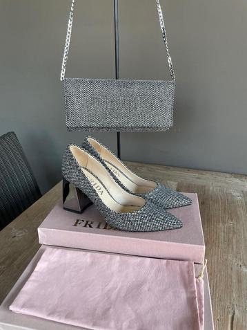 Pumps Frida met bijpassende clutch beschikbaar voor biedingen