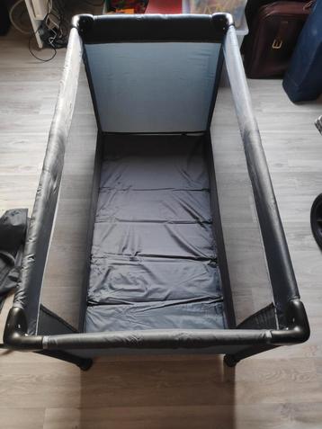 Reisbedje / campingbed met opvouwbare matras en muggennet, Enlèvement, Utilisé
