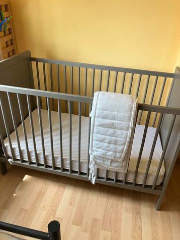 Mooi babybedje beschikbaar voor biedingen
