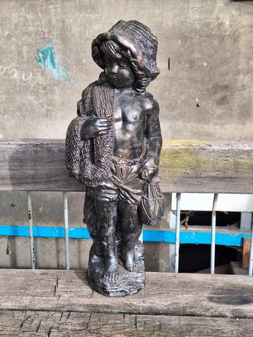 Betonnen buitenbeeldje van een jongen,
 beschikbaar voor biedingen