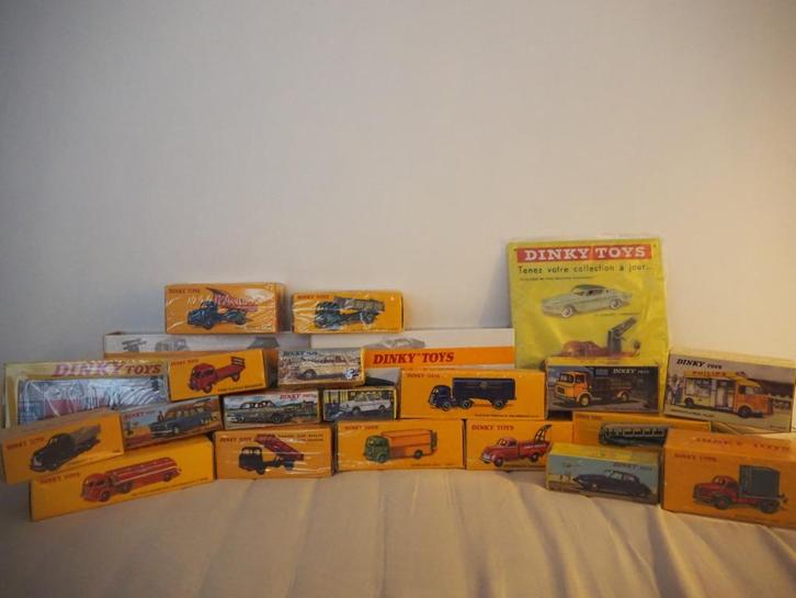 Dinky Toys (Atlas - Mattel) Lot van 19 auto's + accessoires, Hobby en Vrije tijd, Modelauto's | 1:43, Nieuw, Auto, Dinky Toys
