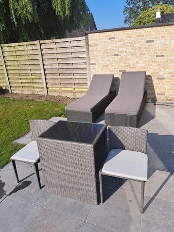 Tuin zetels en tuinsetje (nieuwe kussens incl.) beschikbaar voor biedingen