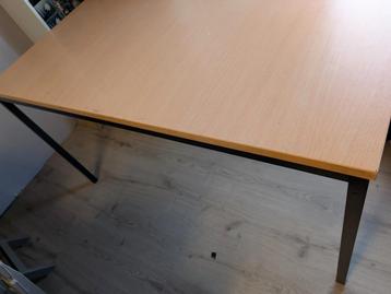 Table en bois 140x70 très solide beschikbaar voor biedingen