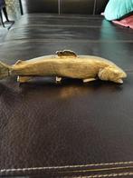 Decoratieve forel van gerecycled metaal, Ophalen