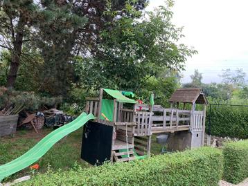 Aire de jeux à double tour avec passerelle