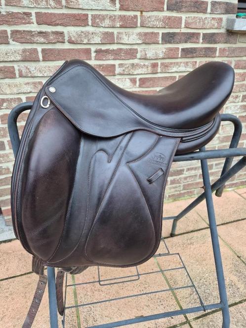 dressuurzadel Devoucoux Makila Havana 17, Dieren en Toebehoren, Paarden en Pony's | Hoofdstellen en Tuigage, Gebruikt, Dressuur