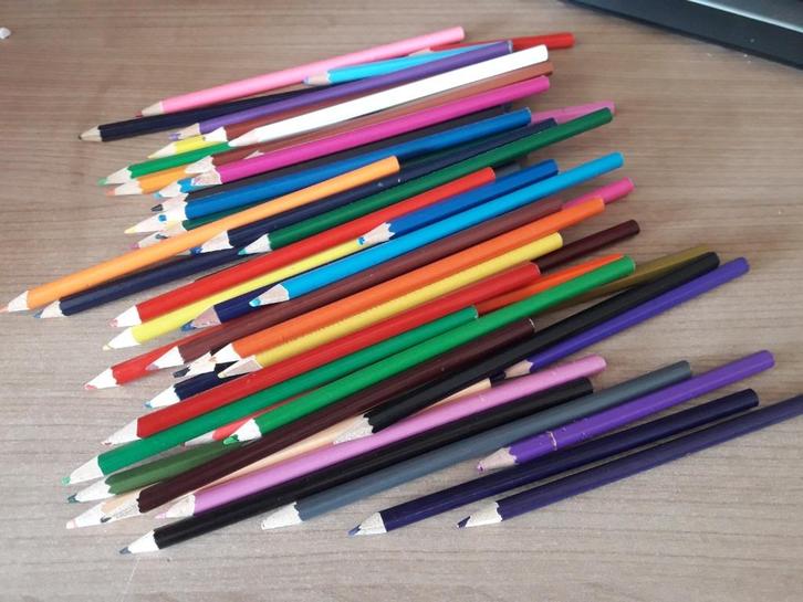 crayons de couleur 2, Hobby & Loisirs créatifs, Dessin, Utilisé, Crayon ou Feutre, Enlèvement ou Envoi