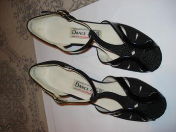Dansschoenen voor dames beschikbaar voor biedingen