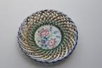 Foreign gevlochten kleurig gebloemd bordje, Antiek en Kunst, Antiek | Keramiek en Aardewerk, Verzenden