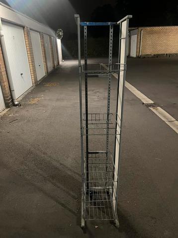 Staande schap kast voor gereedschap of dergelijke beschikbaar voor biedingen