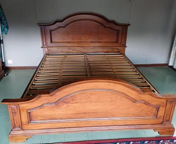 Massief houten bed uit kerselaar beschikbaar voor biedingen