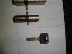 Veiligheidssloten 2 lengtes, dezelfde sleutel mts, 2 lengtes, Ophalen of Verzenden, Zo goed als nieuw, Slot