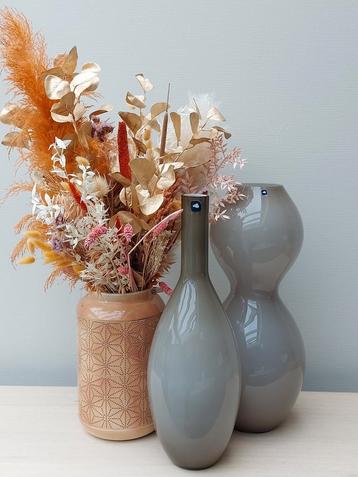 Twee duurzame siervazen met een prachtig boeket droogbloemen beschikbaar voor biedingen