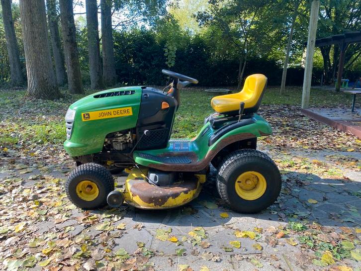 John deere l100 17pk zitmaaier, Tuin en Terras, Zitmaaiers, Zo goed als nieuw, Versnellingen, Ophalen