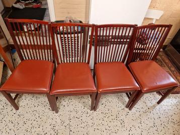 4 bruine eetkamer stoelen beschikbaar voor biedingen