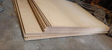 Platen lariks en rest zwarte MDF gratis op te halen  beschikbaar voor biedingen