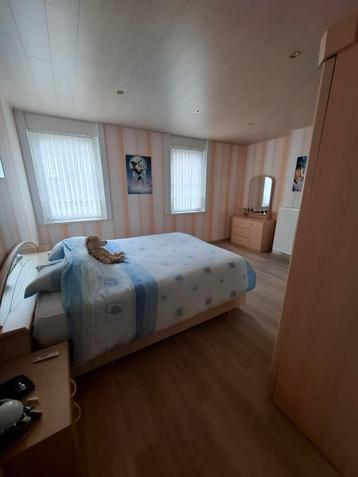 Volledige slaapkamer. Grote, ruime kleerkast. beschikbaar voor biedingen