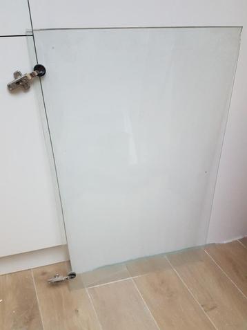 glazen kastdeurtje beschikbaar voor biedingen