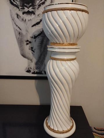 Zuil met aparte bloempot...1meter hoogte...0478028005 beschikbaar voor biedingen