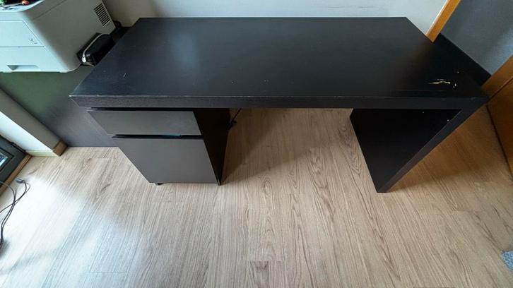 Bueau ikea MALM noir abimé, Huis en Inrichting, Kasten | Secretaires, Gebruikt, Ophalen