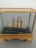 Miniatuur-zeilschip onder glas, L=H 11 cm, dikte 5,5 cm., Antiek en Kunst, Ophalen