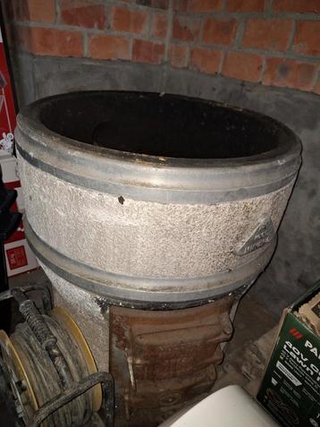Antieke wasketel of wasmachine, een betonnen of gietijzeren beschikbaar voor biedingen
