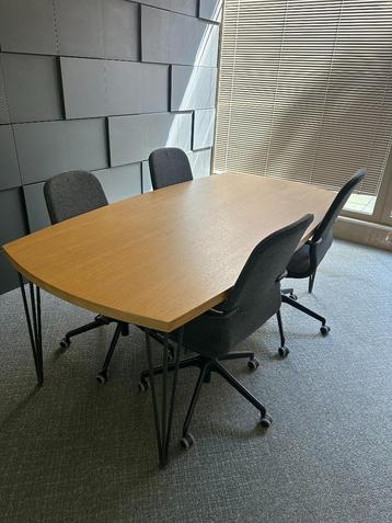Tafel met 4 stoelen beschikbaar voor biedingen