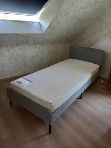 Lit 90x200 Gris  beschikbaar voor biedingen