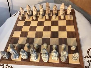 Schaakspel vouwbord en unieke stenen figuren beschikbaar voor biedingen