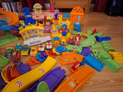 2 garages Tut Tut Bolides V- Tech+ 12 autos+ lot de routes p, Kinderen en Baby's, Speelgoed | Vtech, Gebruikt, Ophalen