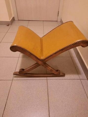 Retro Vintage voetenbankje beschikbaar voor biedingen