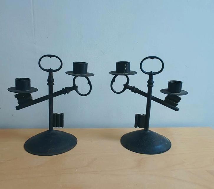 Paire de bougeoirs vintage en métal noir – design clé ancien, Antiquités & Art, Antiquités | Bougeoirs, Enlèvement ou Envoi