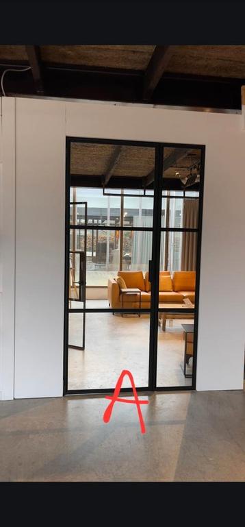 2 Unieke Stalen Deuren met Glas beschikbaar voor biedingen