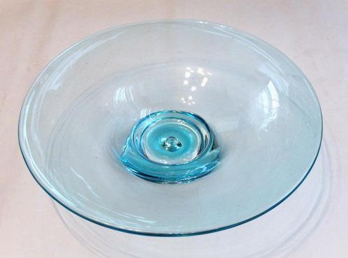 Krosno lichtblauw glazen schaal op voet, Polen uit ca 2000., Antiek en Kunst, Antiek | Glaswerk en Kristal, Ophalen of Verzenden
