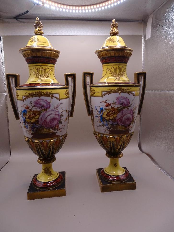 Paire d'urnes Empire en porcelaine, Antiquités & Art, Antiquités | Vases, Enlèvement