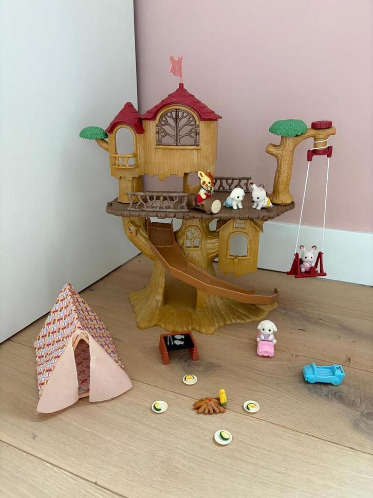 Sylvanian Families 5668 boomhut met kamp en speelfiguurtjes, Kinderen en Baby's, Speelgoed | Poppenhuizen, Zo goed als nieuw, Poppenhuis