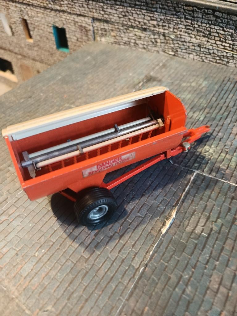 Onvolledige Howard mestverspreider Britains uit 1980, Hobby en Vrije tijd, Modelauto's | 1:32, Gebruikt, Tractor of Landbouw, Britains