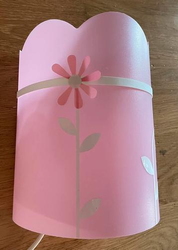 Roze wandlamp beschikbaar voor biedingen