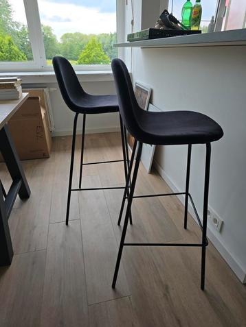 Twee barstoelen 100cm hoogte beschikbaar voor biedingen