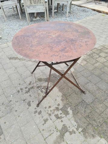 Oude ijzeren tuintafel  beschikbaar voor biedingen