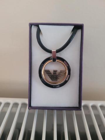 Tour du cou avec médaillon  beschikbaar voor biedingen