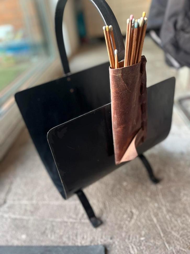 Vintage vuurhout-houder met leren houder+lange haardlucifers, Huis en Inrichting, Woonaccessoires | Krantenbakken en Lectuurbakken