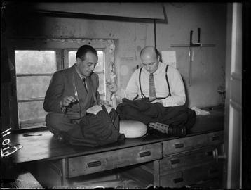 Vintage werktafel kleermakerij beschikbaar voor biedingen