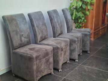 Set 4 comfortabele grijze sèudelook stoelen op wieltjes beschikbaar voor biedingen