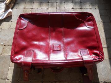 oude valies en typmachiene beschikbaar voor biedingen