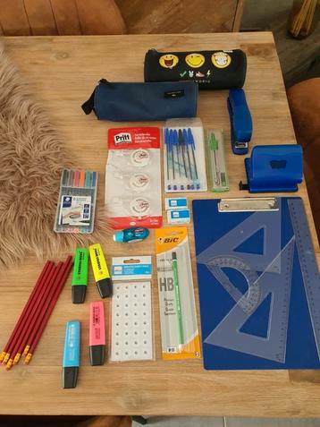Groot lot schoolmateriaal  beschikbaar voor biedingen