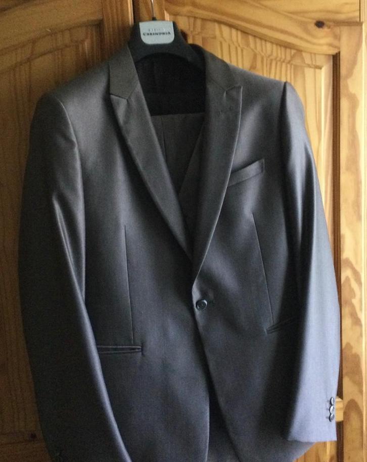 Costume de ceremonie, Kleding | Heren, Kostuums en vesten, Zo goed als nieuw, Maat 52/54 (L), Grijs