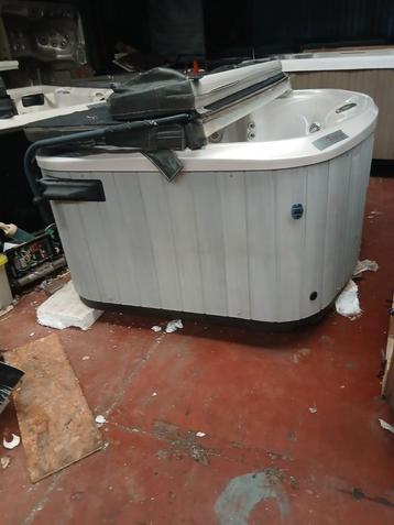 4 persoons jacuzzi. Gratis geleverd  beschikbaar voor biedingen
